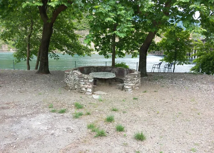 Natura Komani Πανσιόν 3*